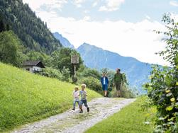 Höfewanderung im Ultental: Vorbei an Bergwiesen zu den Urlärchen