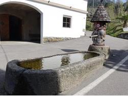 Fontana d'acqua potabile al Mosttragerhof a Scena