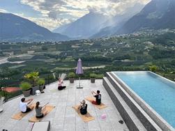 Yoga unter freiem Himmel in der Prunner Luxury Suites