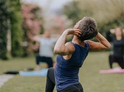 Yoga sul prato con Hanni Thöni - Lana in fiore 2024