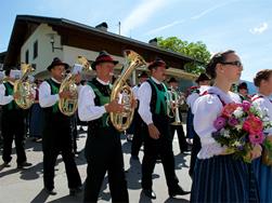 Weißer Sonntag: Platzkonzert der Musikkapelle Schenna auf dem Raiffeisenplatz