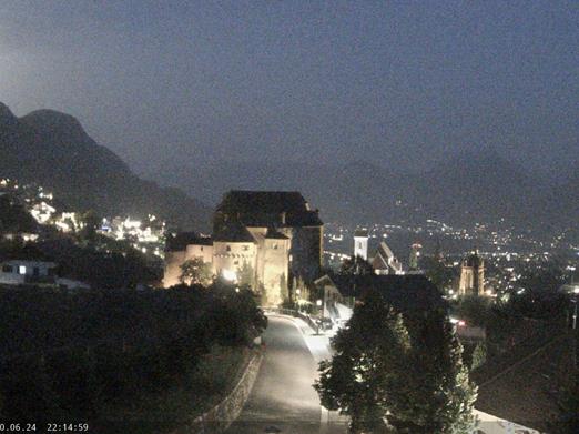 Vista sul Castello di Scena, in fondo Val d'Adige