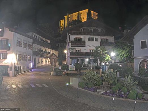 Ortszentrum von Schenna - Schlossweg mit Blick auf Schloss Schenna