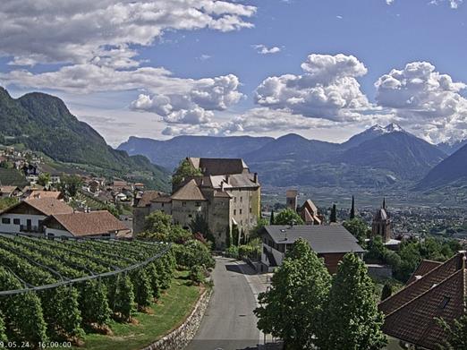View on Castle Schenna, in the background the Etschtal