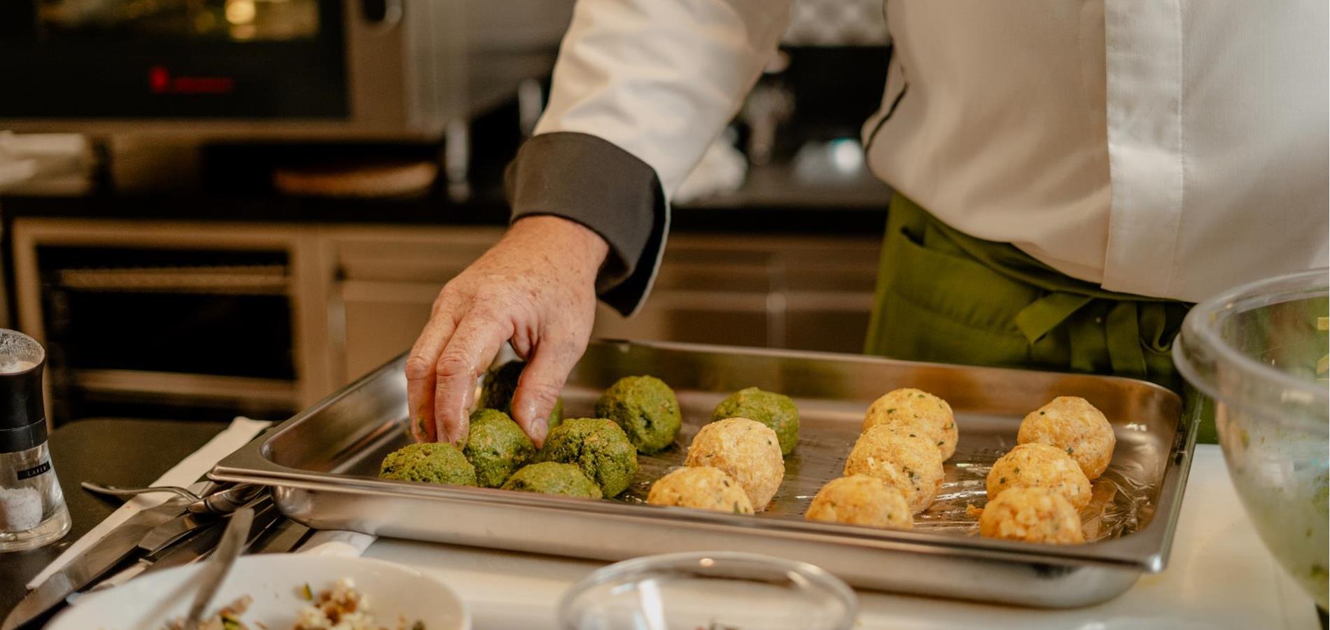 Spinat- und Kasnocken mit Radieschen, Schenner Kresse und Salbeibutter