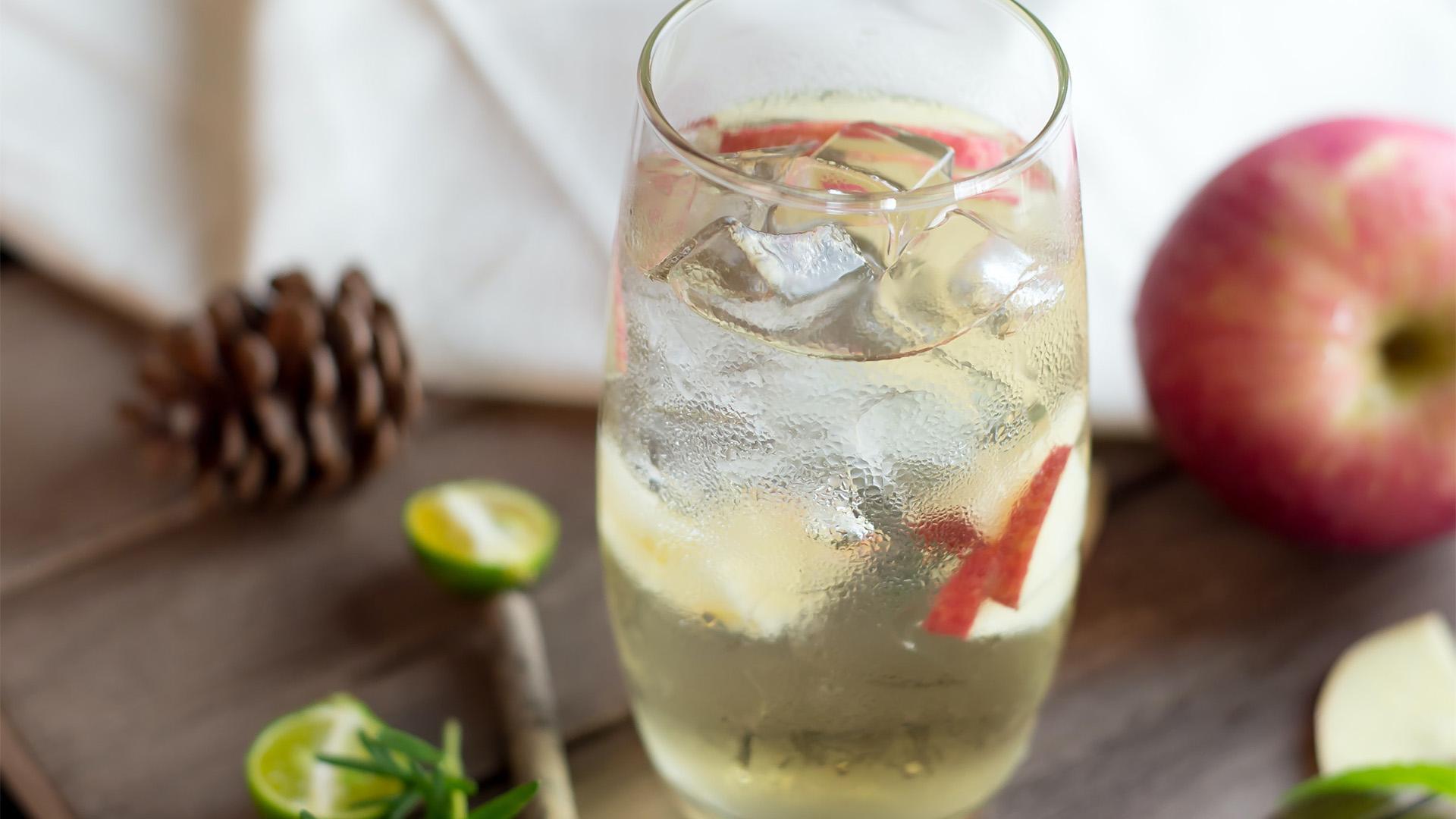 Apfel-Wildkräuter-Cocktail