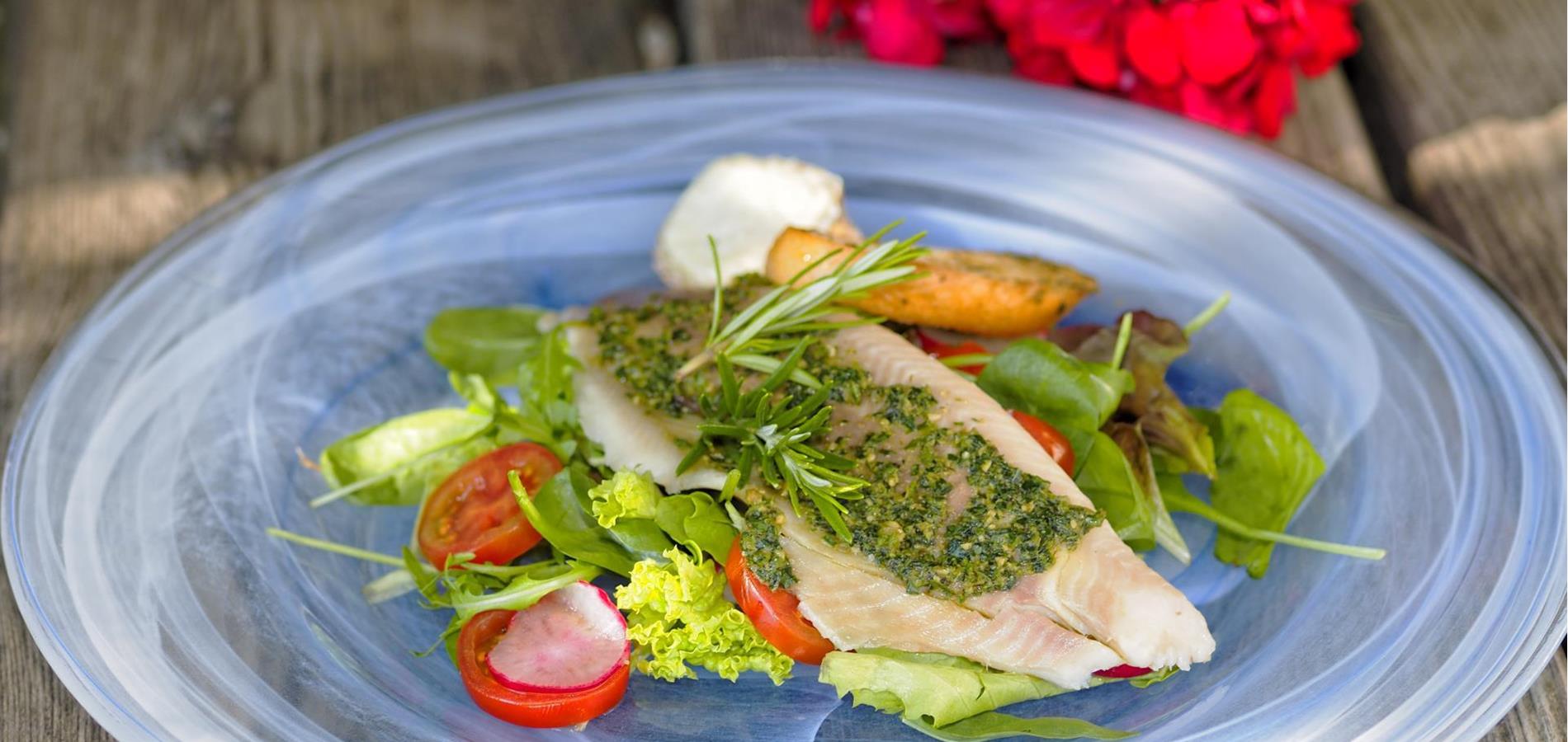 Hausgeräuchertes Forellenfilet auf bunten Sommersalaten & frischem Baguette