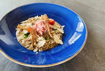 Buchweizenrisotto mit Gartenkresse-Pesto, Mortadella, Pecorino Späne und Paarlbrot Chips
