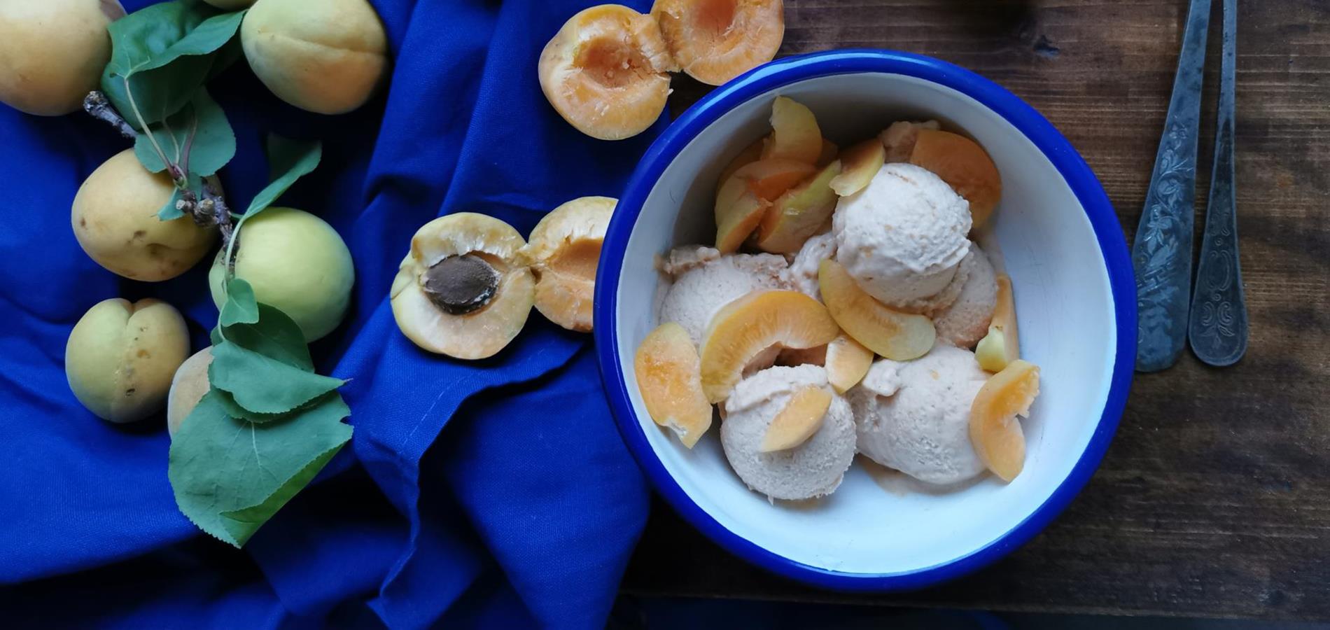 Apricot ice cream “Tschelatti”