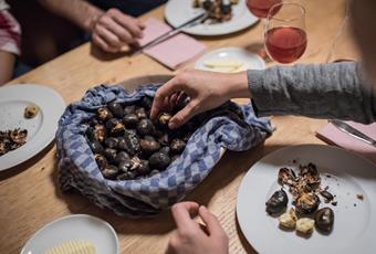 Traditionelles Törggelen mit Kastanien