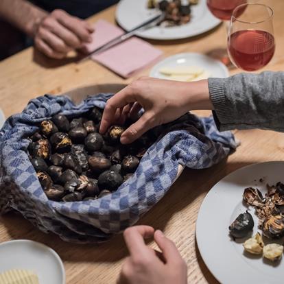 Traditionelles Törggelen mit Kastanien