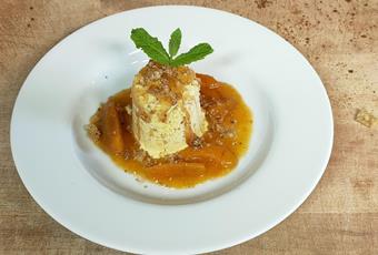 Semifreddo all’amaretto e miele con croccante di noci e fichi freschi