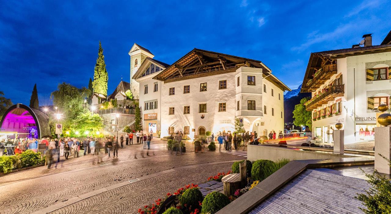 Kultur-Dorf-Zentrum-Abend-Schenna-kp