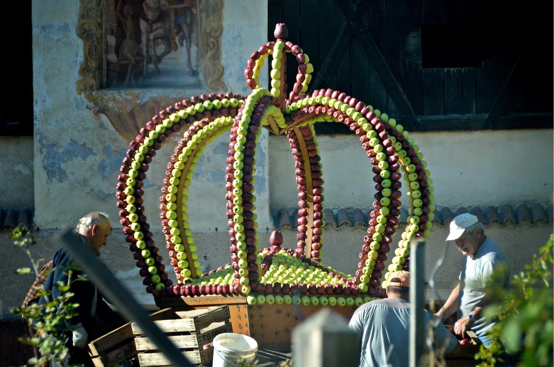 Tradition & Geschichte - Aufbau Apfelkrone Männer - Marling - Strimmer Roland