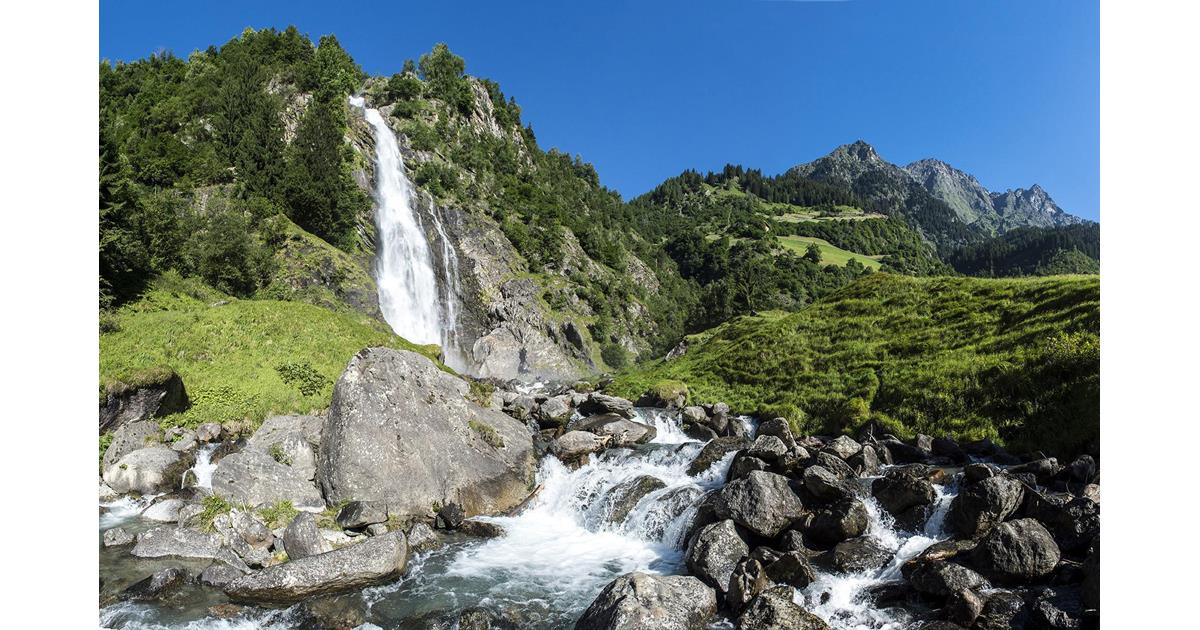 The Spectacular Parcines Waterfall A Natural Marvel