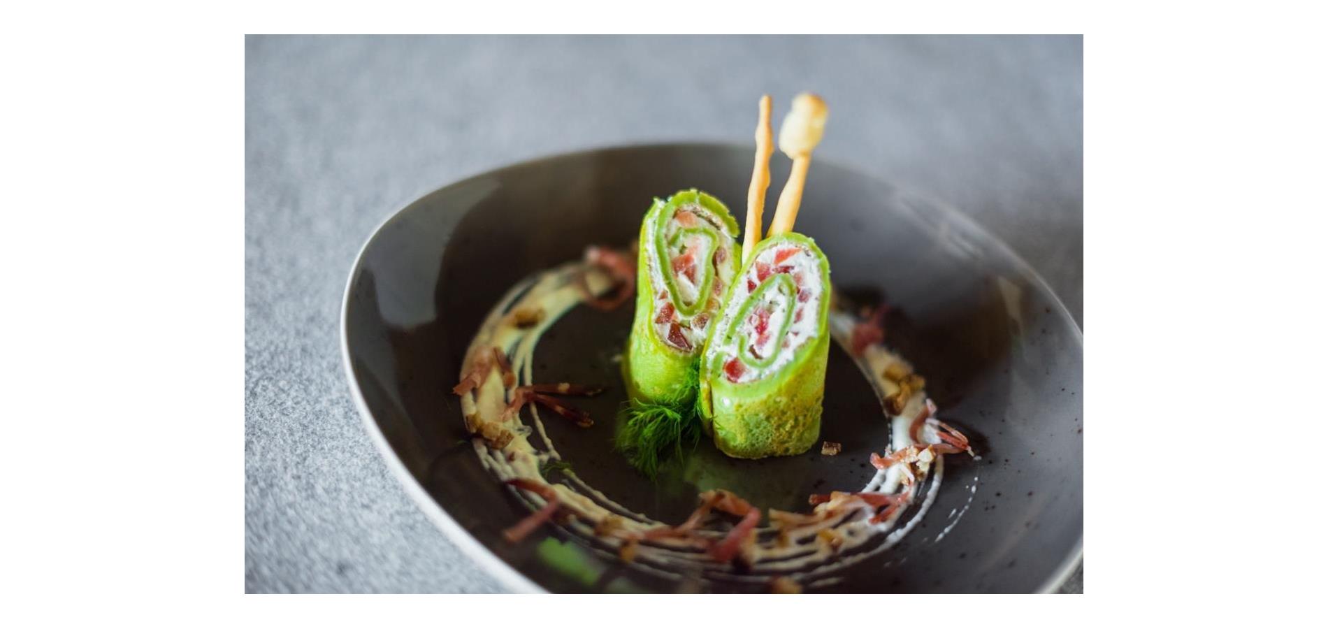 Rolls of „Schüttelbrot“ and curd cheese with Speck, rocket and pine nuts