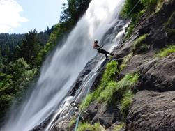 Der Natur ganz nah – Abseilen am Partschinser Wasserfall