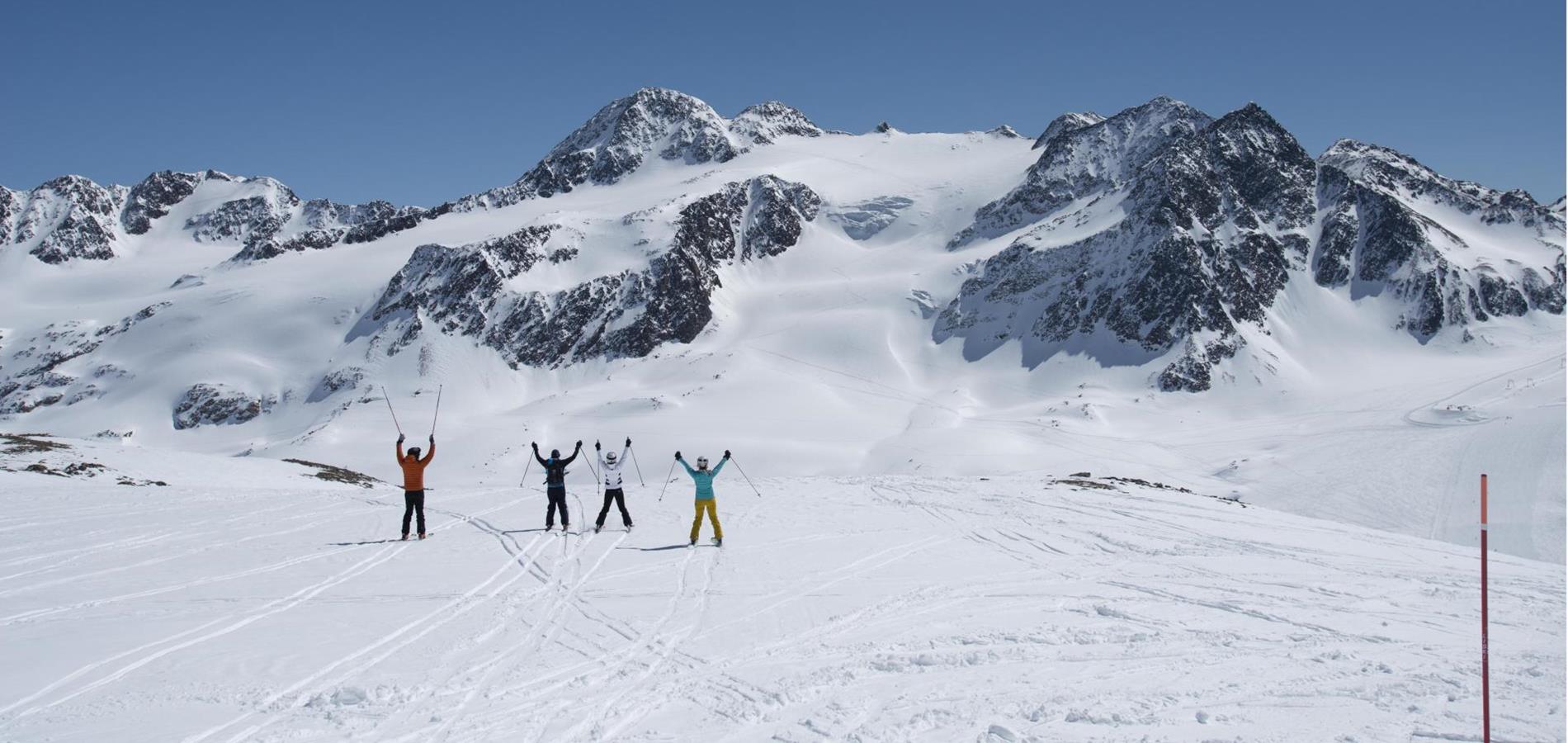 Col treno sul ghiacciaio della Val Senales