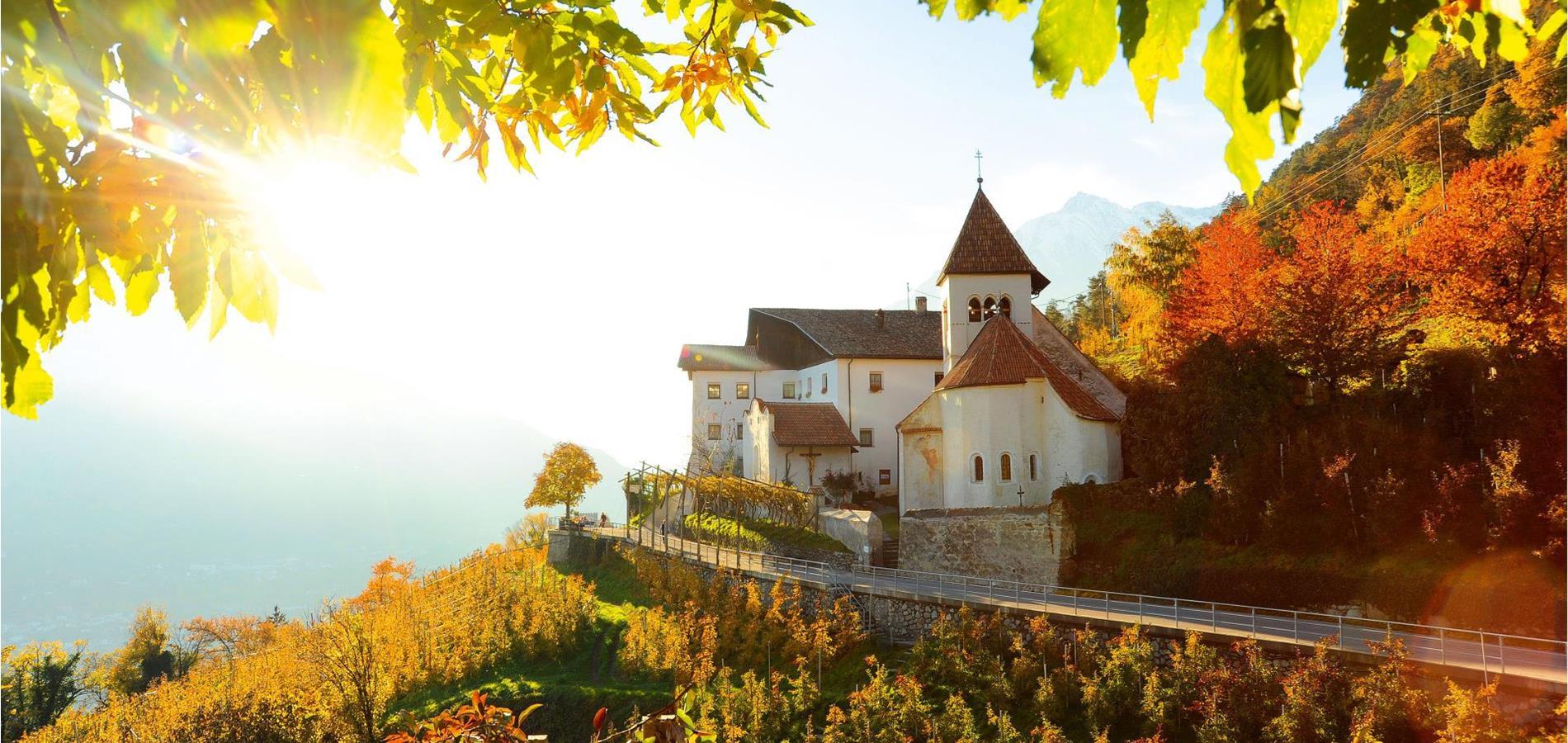 Burgen und Kirchen in Dorf Tirol