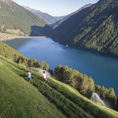 Pěší turistika s nádherným výhledem na Alpy
