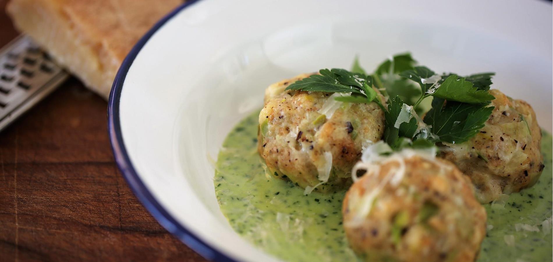 Schwarzplentene (Buchweizen) Knödel mit Petersiliensauce