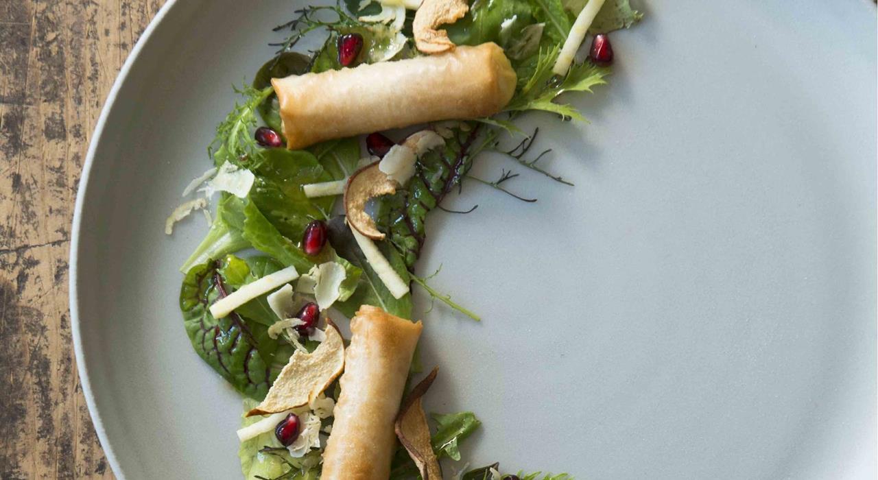 Cannoli mit Graukäse-Fonduta auf Kastanien-Birnen-Salat