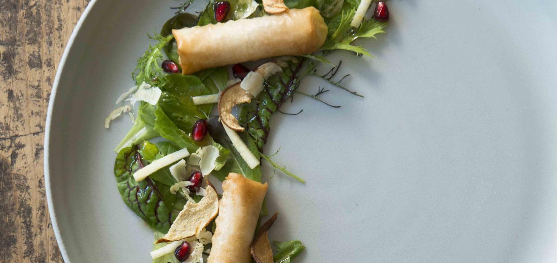 Cannoli mit Graukäse-Fonduta auf Kastanien-Birnen-Salat