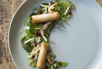 Cannoli mit Graukäse-Fonduta auf Kastanien-Birnen-Salat