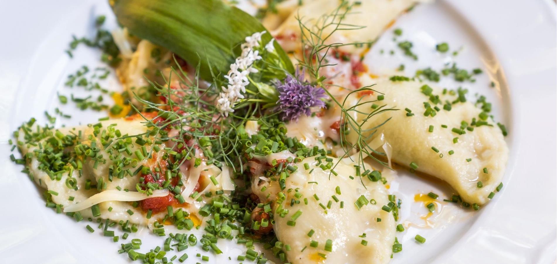 Bärlauchtaschen mit Tomatenbutter