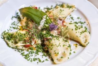 Bärlauchtaschen mit Tomatenbutter