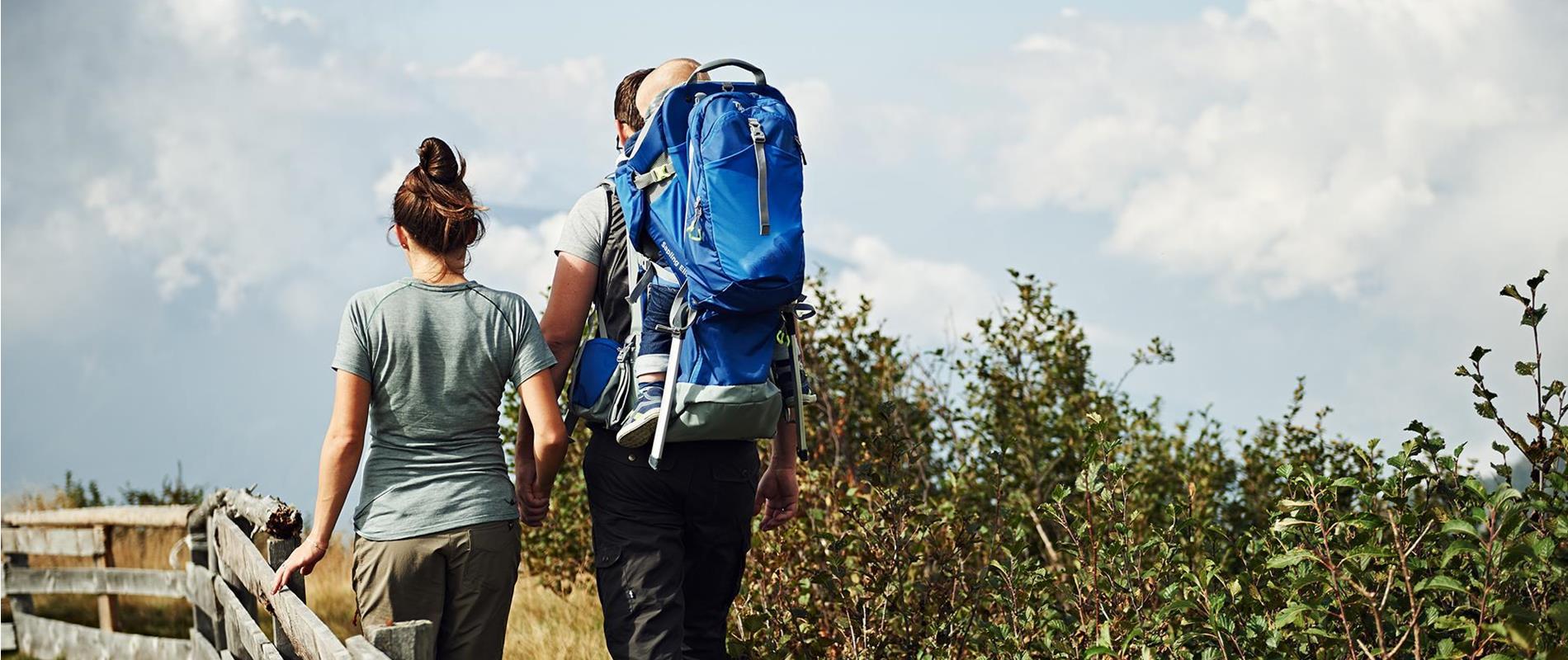 Familie-Wandern-mit-Kleinkindern-Hafling-Voeran-Meran2000-mf