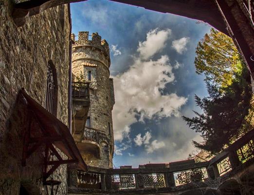 Kultur-Brunnenburg-Innenhof-Dorf-Tirol-bb