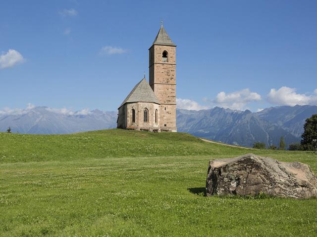La chiesa di Santa Caterina ad Avelegno, sopra di Merano
