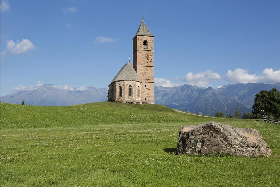 Die St. Kathrein Kirche in Hafling oberhalb von Meran