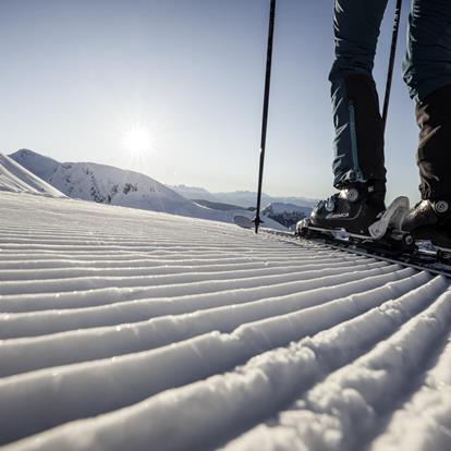 Skifahren-Skifahrer-Sonne-gespurte-Piste-Hafling-Voeran-Meran2000-fa