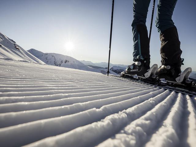 Skifahren-Skifahrer-Sonne-gespurte-Piste-Hafling-Voeran-Meran2000-fa