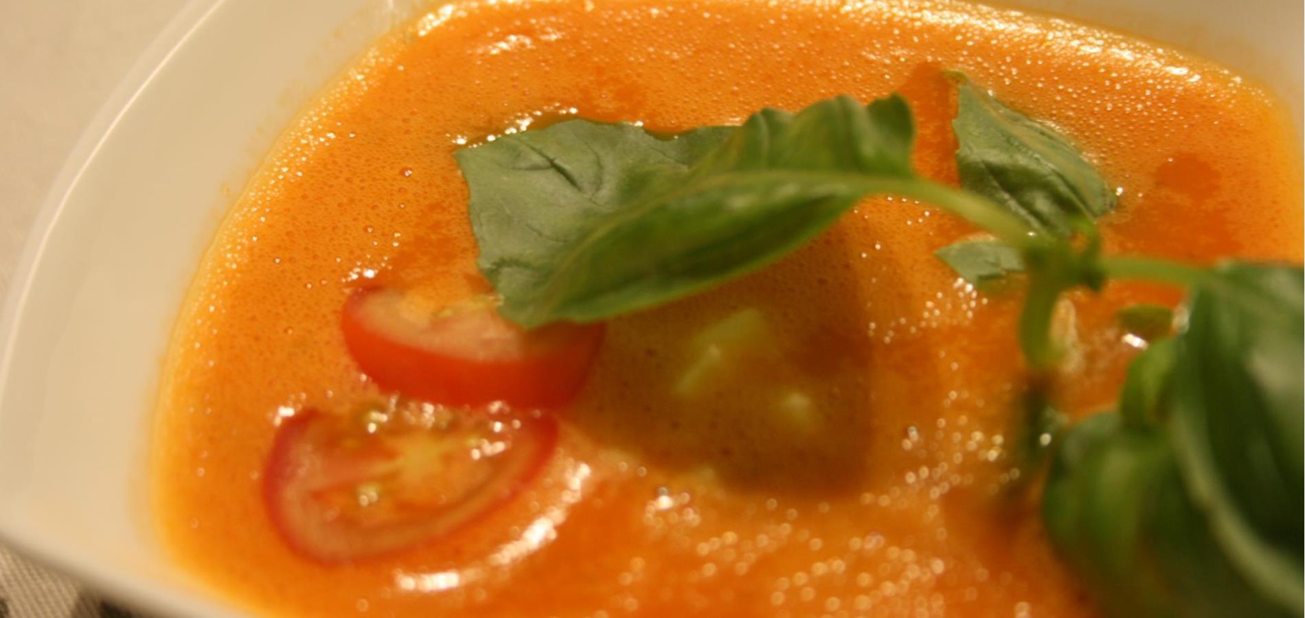 Zuppa di pomodoro con mozzarella e basilico fresco