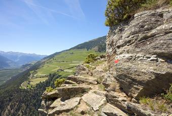 Aussicht ins Vinschgau beim Wandern am Vinschger Höhenweg