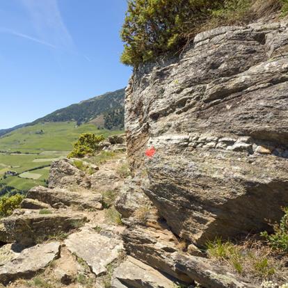 Aussicht ins Vinschgau beim Wandern am Vinschger Höhenweg