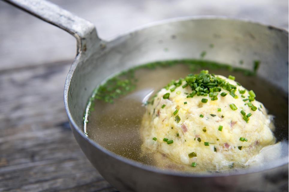 Essen und Trinken-Knödelsuppe Kelle Alpin-Partschins-HR[2]