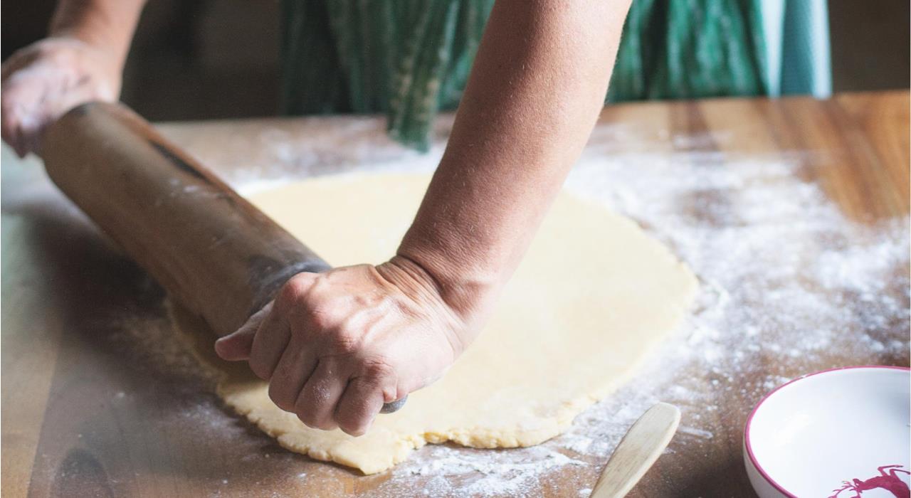backen-apfel-teig-ausrollen-tracht-suedtirol-eierspeise