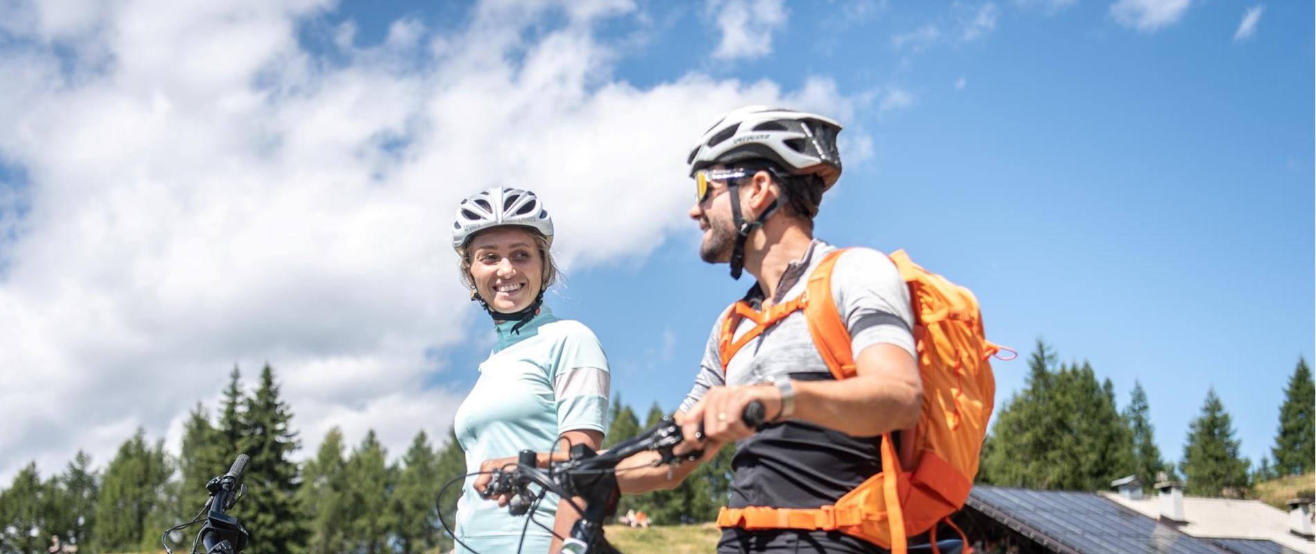 Uitrusting en fietsverhuur in Scena en omgeving