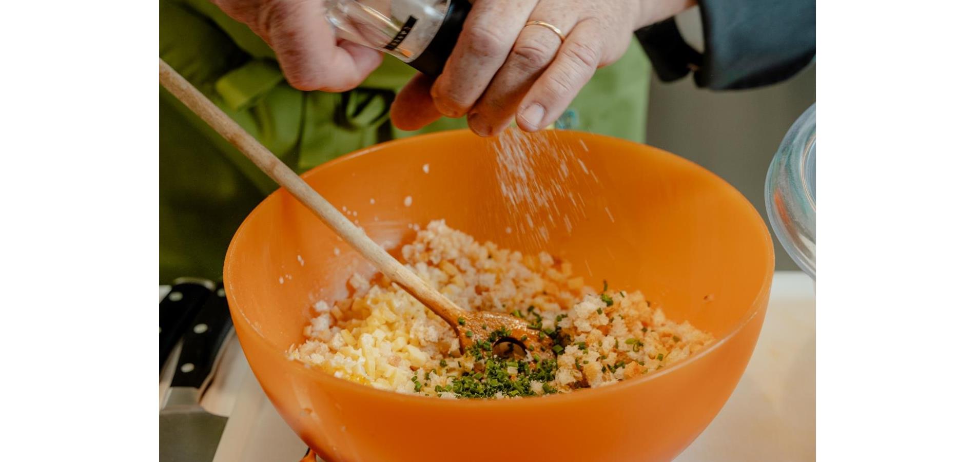 Spinat- und Kasnocken mit Radieschen, Schenner Kresse und Salbeibutter